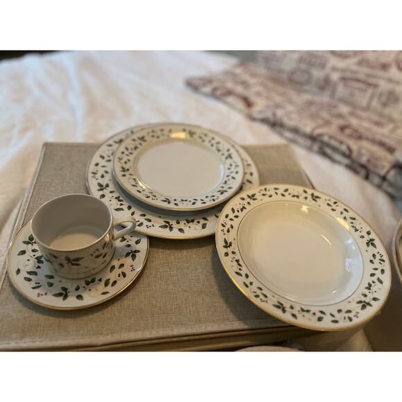 RARE Christmas Holiday Vine Fine for 8 Dinnerware Plates Cups Saucers Bowls - Picture 2 of 16